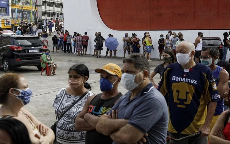 Người dân chờ tiêm vaccine ngừa Covid-19 của AstraZeneca trong ngày tiêm chủng cho công dân từ 57 tuổi trở lên tại TP Duque de Caxias, gần TP Rio de Janeiro, ngày 21-4. (Ảnh: Reuters)