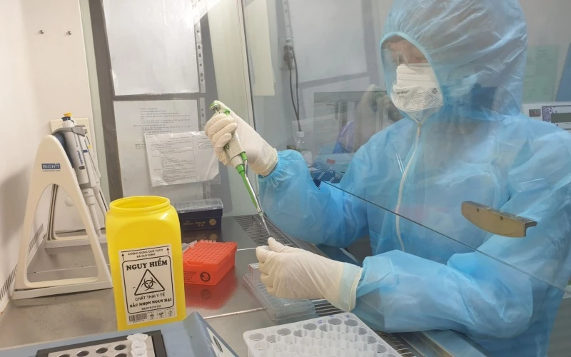 Nhân viên Trung tâm kiểm soát Bệnh tật Đồng Nai lấy mẫy xét nghiệm SARS-CoV-2.
