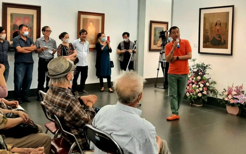 Hoạ sĩ Lê Thiết Cương giới thiệu về tranh của họa sĩ Linh Chi tại khai mạc triển lãm.
