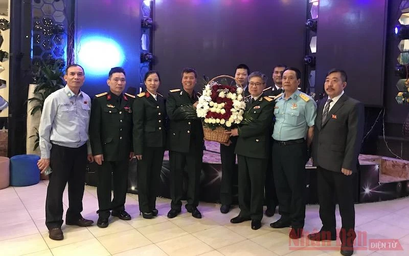 Cơ quan Tuỳ viên Quốc phòng Việt Nam tại LB Nga tặng hoa Hội Cựu chiến binh Việt Nam tại LB Nga. 