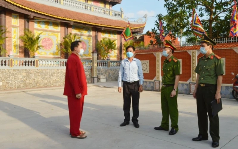 Lực lượng công an thường trực tại khu vực đền Tiên La, xã Đoan Hùng (huyện Hưng Hà) để kiểm soát dịch Covid-19.