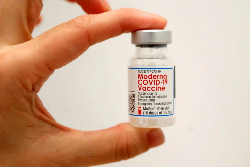 Lọ vaccine ngừa Covid-19 của Moderna. Ảnh: Reuters.
