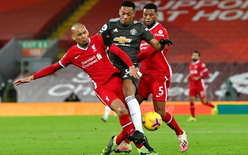 Martial (áo sẫm, Man United) bị “kẹp” giữa Fabinho (trái) và Wijnaldum trong lần gặp Liverpool trên sân Anfield. 