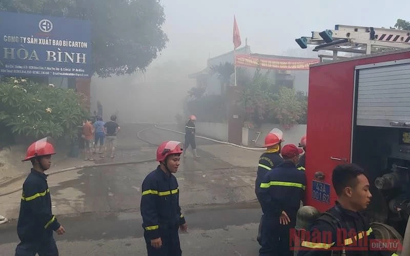 Lực lượng chức năng TP Đà Nẵng nỗ lực khống chế ngọn lửa không để cháy lan sang khu vực khác.