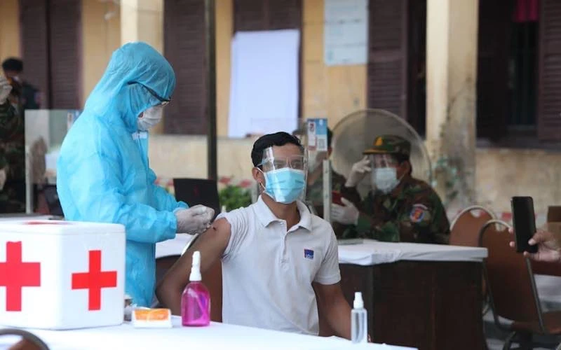 Quân y đảm nhiệm tiêm vaccine phòng Covid-19 cho người dân ở những Khu vực đỏ (Ảnh: Fresh News)