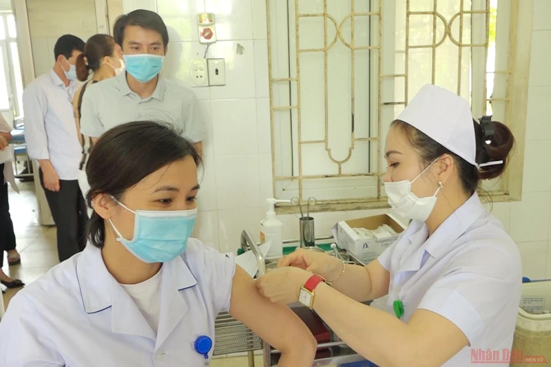 Thanh Hóa tiêm vaccine phòng dịch Covid-19 cho lực lượng tuyến đầu chống dịch.