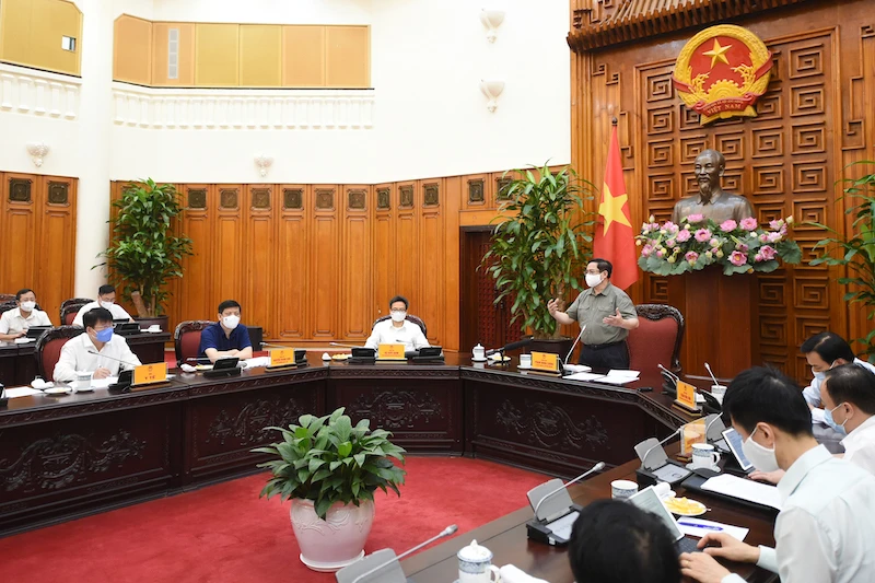 Thủ tướng Chính phủ Phạm Minh Chính chủ trì cuộc họp khẩn về phòng chống Covid-19, ngày 2-5 (Ảnhh: VGP)