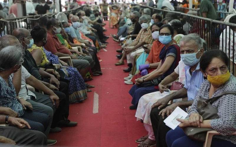 Người dân tại Mumbai, Ấn Độ chờ tiêm vaccine ngừa Covid-19. (Ảnh: AP)