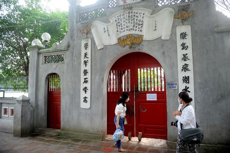 Khu di tích Đền Ngọc Sơn, quận Hoàn Kiếm (Hà Nội)  thực hiện tạm dừng đón khách theo công điện của Chủ tịch UBND TP Hà Nội từ 17 giờ, ngày 3-5.