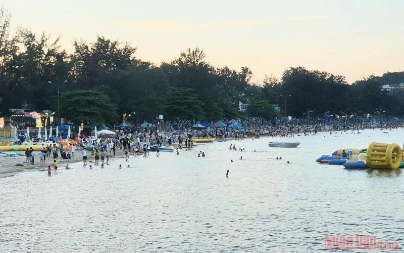 Bãi biển khu 2 Đồ Sơn chiều ngày 30-4 vắng du khách hơn mọi năm (Ảnh: T.LINH)