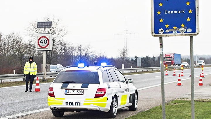 Cảnh sát Đan Mạch tuần tra tại biên giới với Đức. Ảnh: THE HERALD