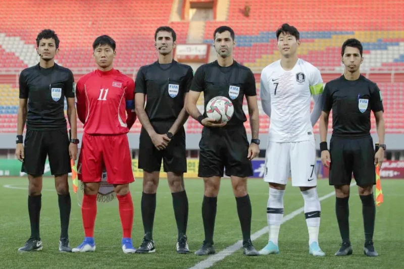 ĐT Triều Tiên (áo đỏ) rút lui khỏi vòng loại World Cup 2022. (Ảnh: AFC)