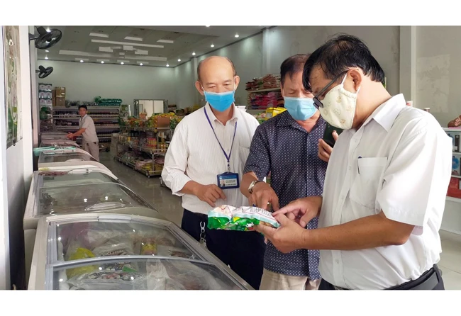 Cán bộ Chi cục An toàn vệ sinh thực phẩm TP Cần Thơ kiểm tra cơ sở kinh doanh thực phẩm chay Trí Dũng. Ảnh: HOÀNG HOA