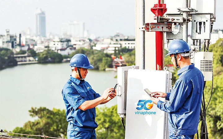Nhà mạng lắp đặt mạng 5G tại địa bàn thành phố Hà Nội. Ảnh: CAO HƯNG