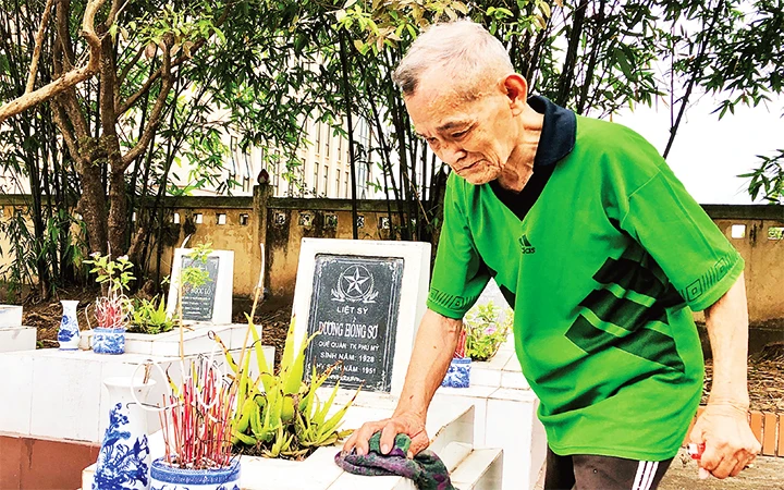 Dũng sĩ diệt Mỹ Nguyễn Khánh Toàn hằng ngày chăm sóc Nghĩa trang liệt sĩ huyện Phú Xuyên (TP Hà Nội).