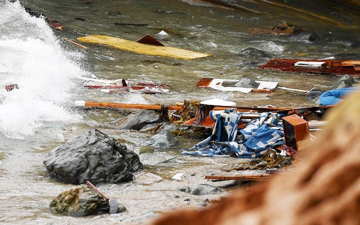 Các mảnh vỡ từ chiếc tàu bị lật ở bang Ca-li-pho-ni-a (Mỹ) trôi dạt vào bờ. Ảnh: AP