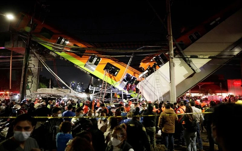 Hiện trường vụ sập cầu tại Mexico. (Ảnh: Reuters)