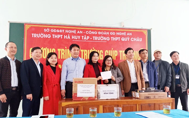Đại diện Trường THPT Hà Huy Tập (TP Vinh, Nghệ An) trao trang thiết bị dạy học tặng Trường THPT Quỳ Châu (huyện Quỳ Châu, Nghệ An).