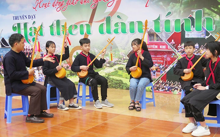 Thầy giáo Phùng Văn Thời truyền dạy hát then, đàn tính cho học sinh Trường phổ thông dân tộc nội trú THCS huyện Văn Quan (Lạng Sơn).
