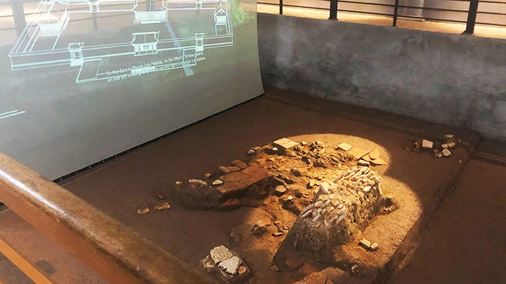 Nhà trưng bày với hố khai quật được trang bị máy chiếu.