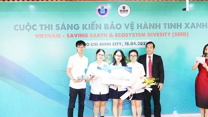 Nhóm học sinh Hà Nội giành được giải thưởng cao nhất tại vòng bán kết với chiếc máy làm nước sạch từ không khí.