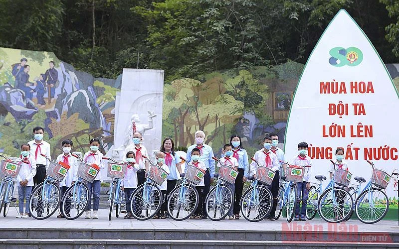 Các đồng chí đại diện Ban Tổ chức Hành trình “Em yêu Tổ quốc Việt Nam” trao xe đạp tặng thiếu nhi tỉnh Cao Bằng.