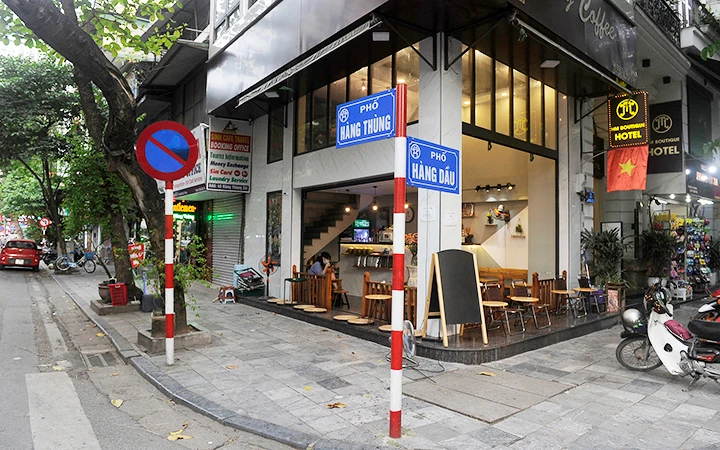 Các quán cà-phê vỉa hè tại Hà Nội tạm dừng kinh doanh từ 17 giờ ngày 3-5 để phòng, chống dịch Covid-19. Ảnh: NGỌC MAI