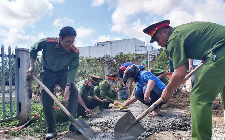 Cán bộ, chiến sĩ Công an tỉnh Bạc Liêu phối hợp giúp người dân xã Điền Hải, huyện Đông Hải làm đường giao thông nông thôn.