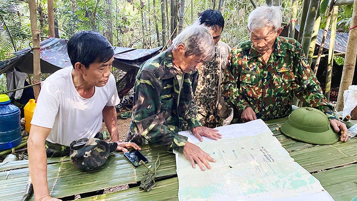 CCB Nguyễn Xuân Ánh (ngoài cùng bên phải), CCB Hồ Đại Đồng (thứ 3 từ bên phải) đang bàn bạc lại về các tọa độ sắp tìm kiếm ở cao điểm M2.