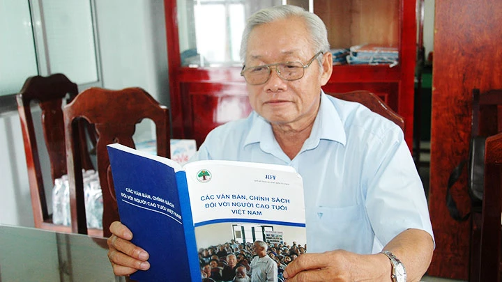 Ông Võ Văn Pha thường xuyên tìm hiểu các tài liệu liên quan đến người cao tuổi.