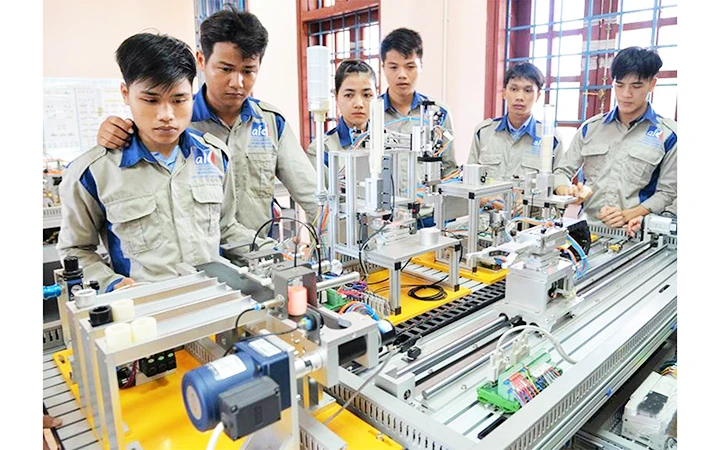 Thực hành nghề điện công nghiệp tại Trường cao đẳng kỹ nghệ Dung Quất (Quảng Ngãi). Ảnh: NAM THIỆN