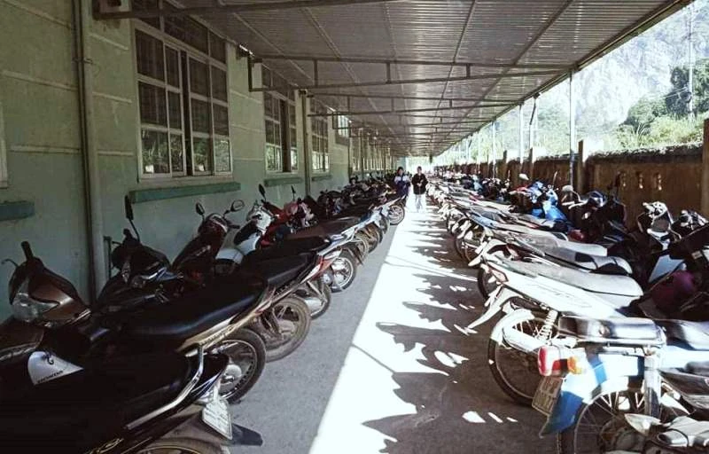 Xây nhà để xe với mục đích thu tiền để xe của học sinh là một trong các vi phạm xảy ra tại Trường THPT Phục Hòa, huyện Quảng Hòa (Cao Bằng).