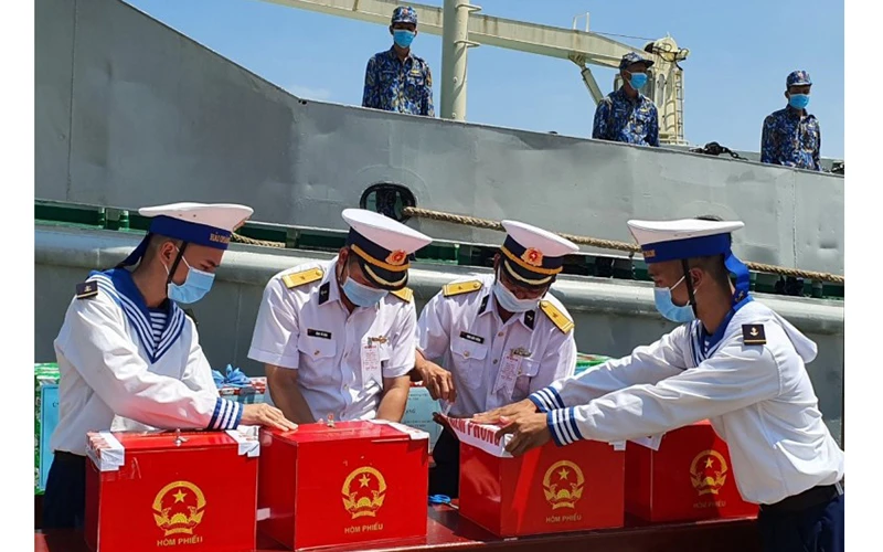 Vũng Tàu tổ chức bầu cử sớm cho các lực lượng làm nhiệm vụ trên biển. Ảnh: Nguyễn Nam.