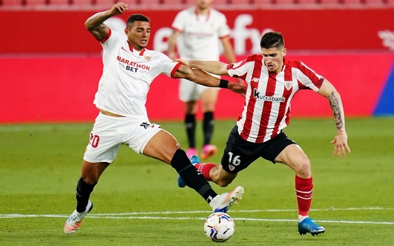 Sevilla (áo trắng) tự bắn vào chân mình với trận thua cay đắng phút 90, dù chơi áp đảo đối thủ suốt cả trận. (Ảnh: Sevilla FC)