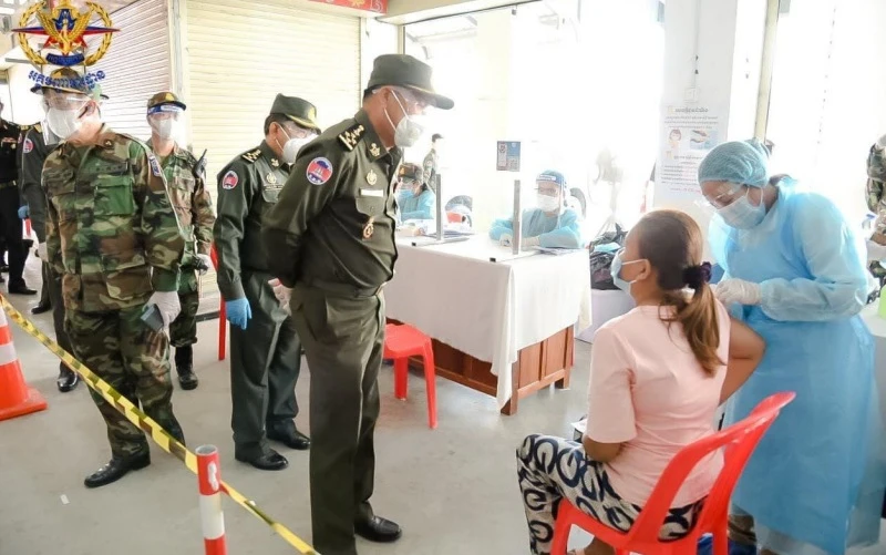 Tổng Tư lệnh QĐHG Campuchia kiểm tra công tác tiêm vaccine, sáng 4-5.