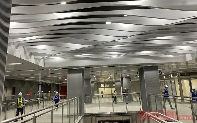 Tầng B1 nhà ga Ba Son cơ bản hoàn thiện, bên trên trần có thiết kế hình lượn sóng tạo hình thức mỹ thuật và sự thân thiện với hành khách.