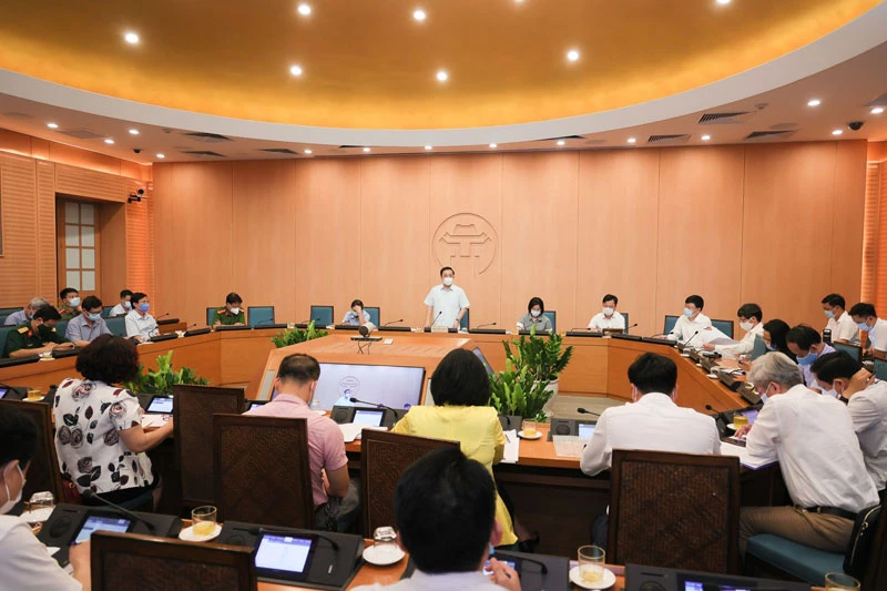 Phó Chủ tịch UBND TP Hà Nội Chử Xuân Dũng yêu cầu tiếp tục dừng hoạt động nhiều loại hình dịch vụ không thiết yếu để phòng, chống dịch.