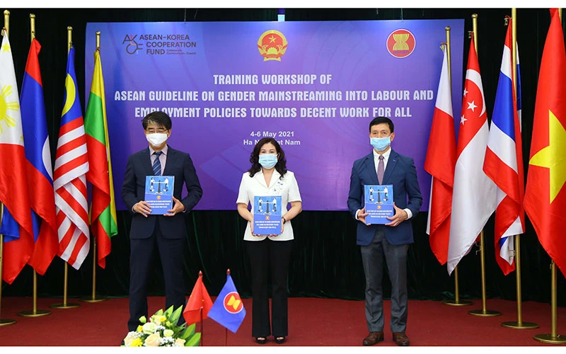 Ra mắt Hướng dẫn ASEAN về lồng ghép giới trong chính sách lao động và việc làm hướng tới việc làm bền vững cho tất cả (Ảnh: Molisa).