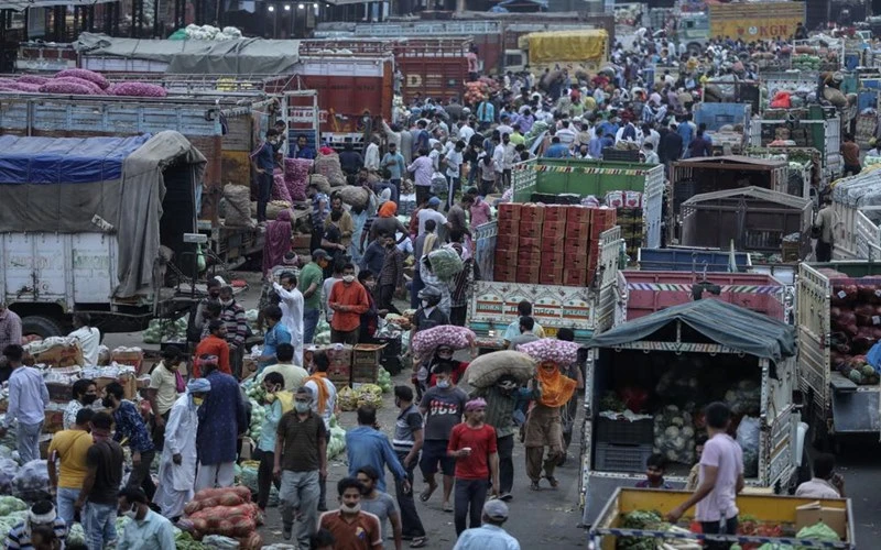 Một khu chợ đông đúc tại Ấn Độ, ngày 4-5. (Ảnh: AP)