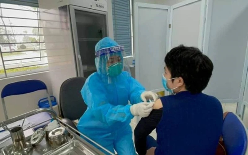 Tiêm vaccine Covid-19 tại một bệnh viện ở Hà Nội. (Ảnh: ĐT)