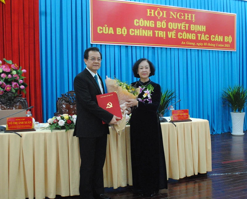 Đồng chí Trương Thị Mai trao quyết định, tặng hoa chúc mừng tân Bí thư Tỉnh ủy An Giang Lê Hồng Quang.