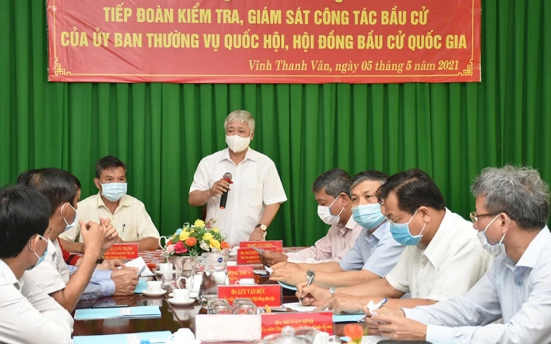 Đồng chí Đỗ Văn Chiến phát biểu tại buổi làm việc với UBBC phường Vĩnh Thanh Vân, TP Rạch Giá.