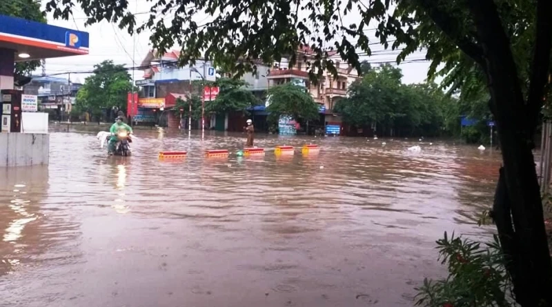 Nhiều khu vực trung tâm TP Thái Nguyên bị nước ngập sâu, đi lại khó khăn.