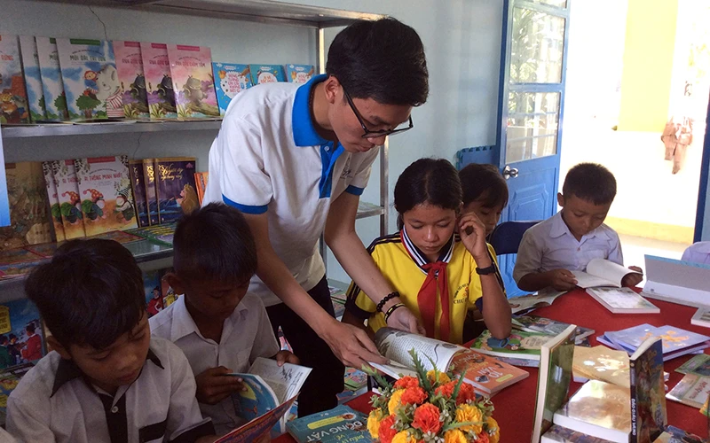 Tủ sách là món quà ý nghĩa đối với học sinh Trường tiểu học Trần Quốc Tuấn, buôn Ia Jip, xã Chư Drăng.