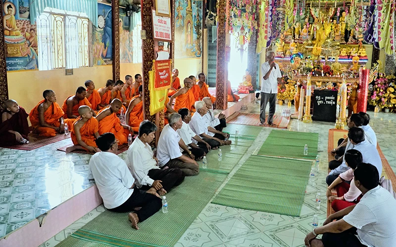 Một buổi sinh hoạt giới thiệu mô hình kinh tế hiệu quả tại chùa bâng Tone Sa (xã Viên An, huyện Trần Ðề, Sóc Trăng).