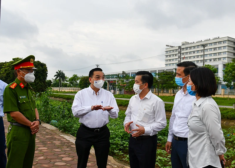 Chủ tịch UBND thành phố Hà Nội Chu Ngọc Anh kiểm tra công tác phong tỏa, cách ly Bệnh viện Bệnh Nhiệt đới T.Ư cơ sở Kim Chung tại Đông Anh. Ảnh: DUY LINH