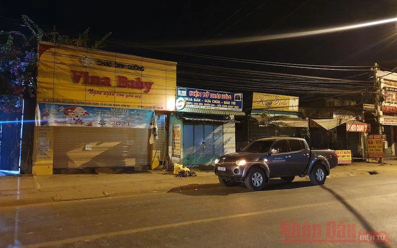 Lực lượng chức năng có mặt tại đường Ngô Quyền, TP Long Khánh, tỉnh Đồng Nai trong tối 4-5.
