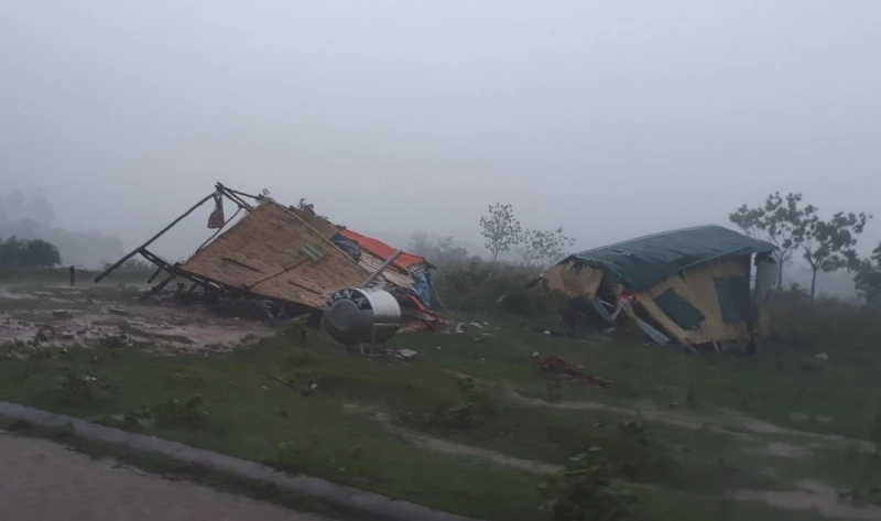 Giông lốc làm sập hai ngôi nhà tại chốt phòng chống dịch trên tuyến biên giới tỉnh Quảng Trị (Ảnh: BĐBP Quảng Trị)