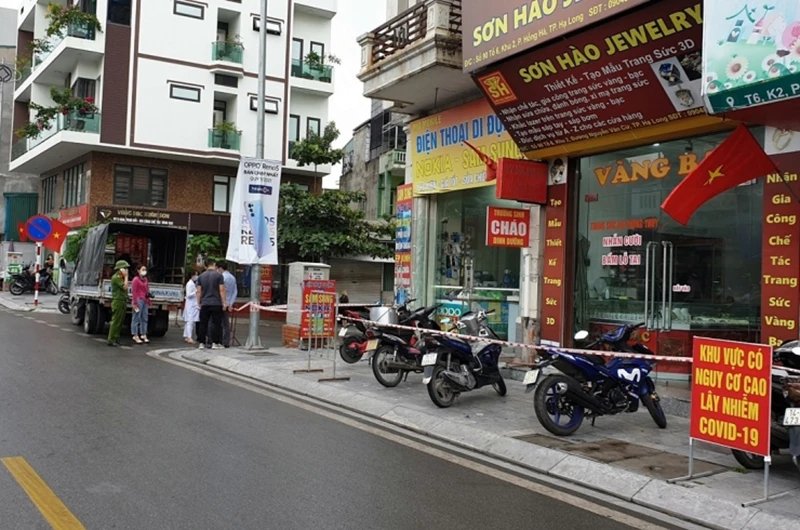 Lực lượng chức năng phong tỏa khu vực tổ 6, khu 2, phường Hồng Hà, TP Hạ Long, nơi có cửa hàng di động của bố bệnh nhân V.H.L.