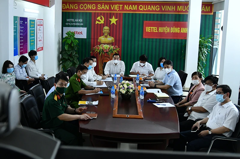 Chủ tịch UBND thành phố Chu Ngọc Anh và đoàn công tác họp trực tuyến với Bệnh viện Bệnh Nhiệt đới T.Ư cơ sở 2. Ảnh: DUY LINH